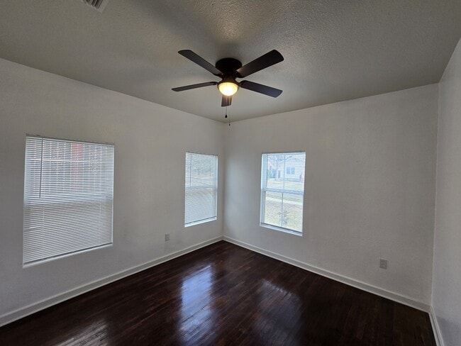 Building Photo - 809 Elmwood Dr