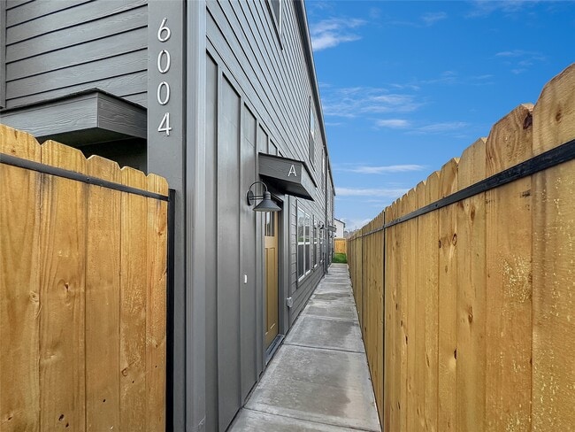 Building Photo - 6004 Bacher St