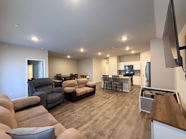 Building Photo - 127 Emerald Star Ln