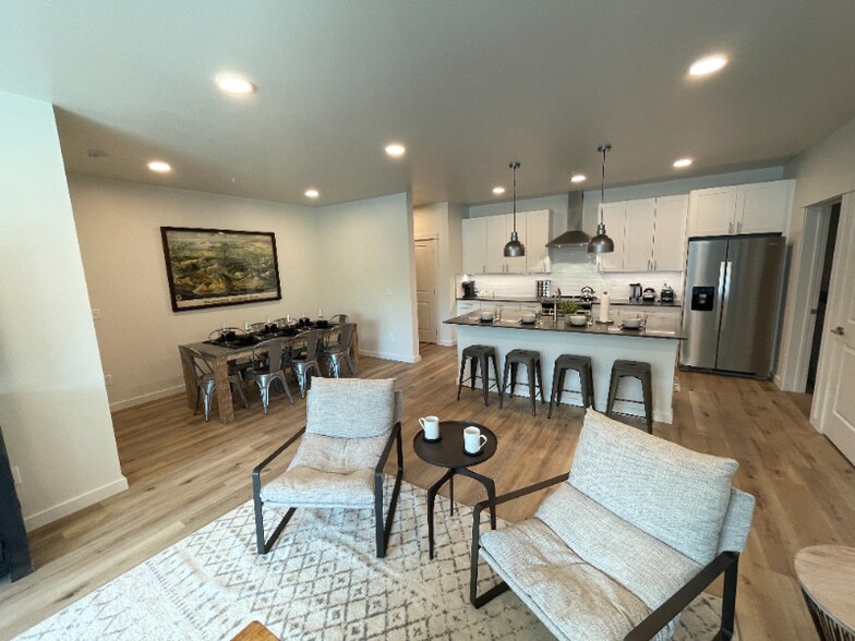 Building Photo - 2221 Willow Dr