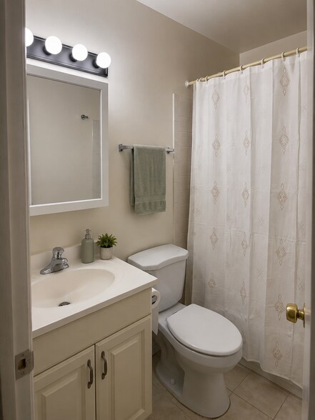 Full bathroom Master Bedroom - 5 Templar Ct