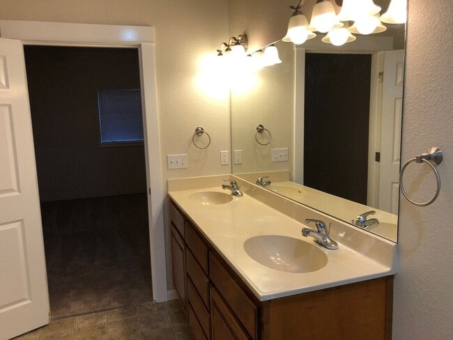 Building Photo - 2BED2BATH -2CARGARAGE, WASHER/DRYER HOOKUP, STORAGE, OWNER LANDSCAPE MAINTENANCE