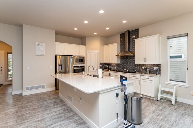 Building Photo - Experience the Perfect Blend of Nature and Luxury!!!