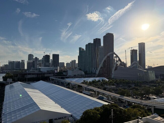 Building Photo - 555 NE 15th St