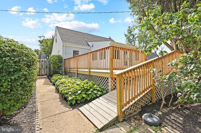 Building Photo - Picture-Perfect 2 Bedroom Home!