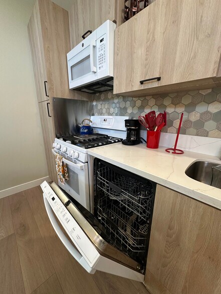 Kitchen with full-sized appliances including dishwasher - 1490 Ash St