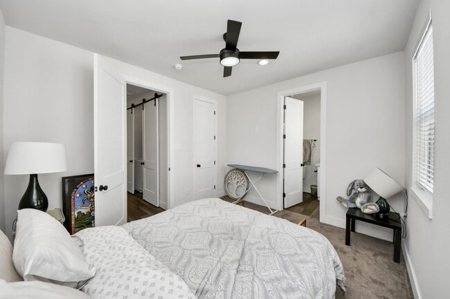 Building Photo - 3905 B Pinemont Dr