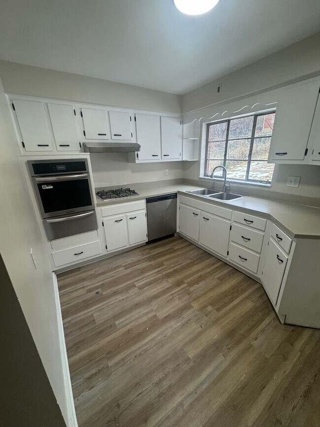 Building Photo - 545 Stokes Ave