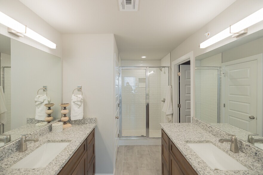 Building Photo - 3405 Redbud Ln