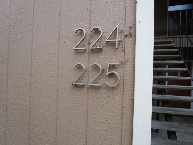Building Photo - Location, Location, Location- Vintner Condo's