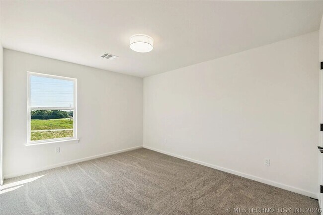 Building Photo - 5 Bed | 4 Bath House