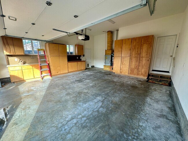 Building Photo - Spacious, Well-Appointed home in a Highly Desirable Location!