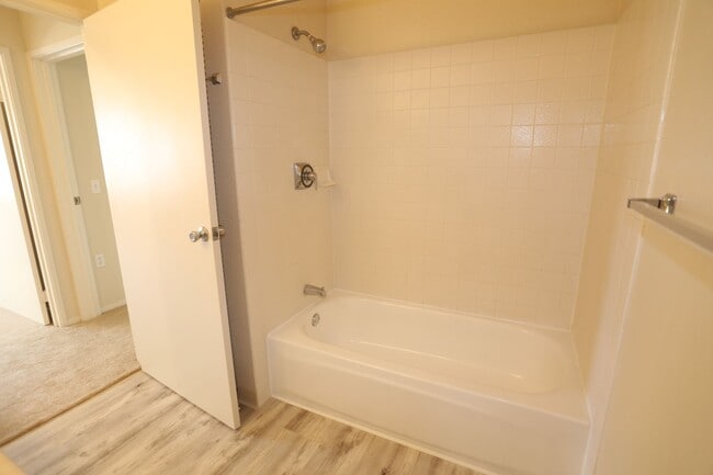 Building Photo - Kapolei - Aeloa Terrace - renovated ground...