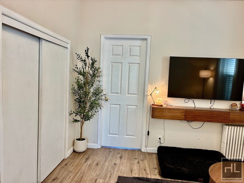 Building Photo - Gorgeous 1.5 bedroom in Maspeth