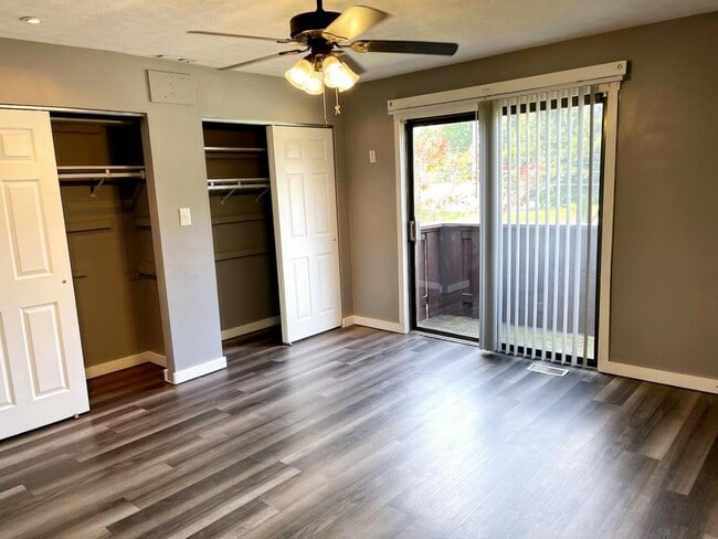 Building Photo - 647 Villa Rd