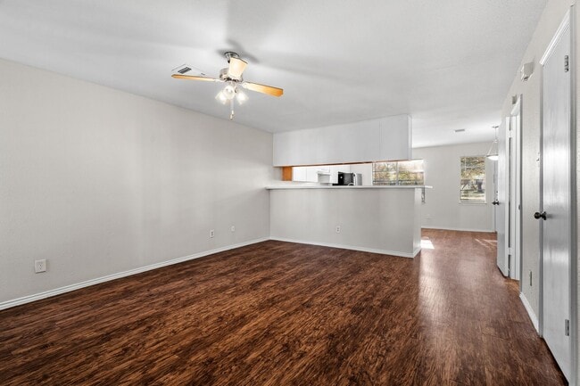 Building Photo - River Crossing ATX - Townhome - 2bd/2.5ba - W/D - Close to Downtown - $1395