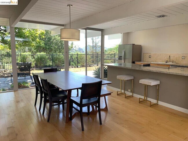 Building Photo - 5559 Greenridge Rd