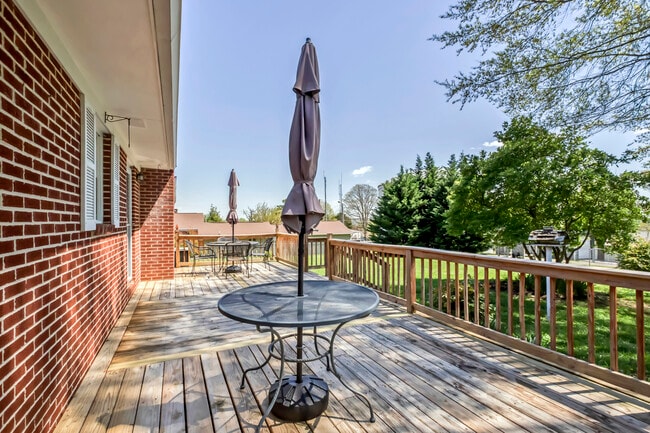 Building Photo - 702 W 6th Ave