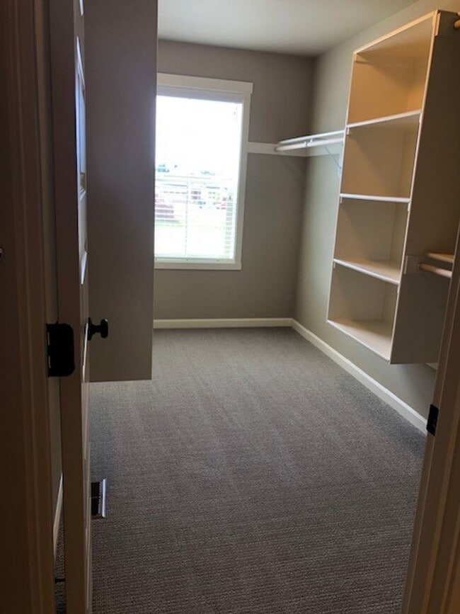 Building Photo - Like New Townhouse