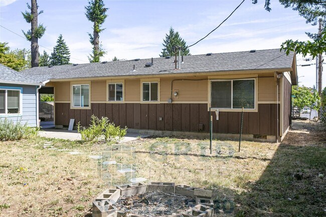 Building Photo - GPM639 - 2801-2803 SE 125th Avenue (T1)