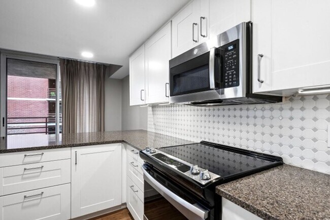 Building Photo - Available NOW! 1 Bedroom 1 Bath Beautiful Condo in Denver!