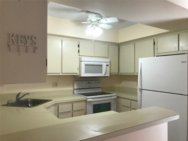 Building Photo - 3725 Village Dr