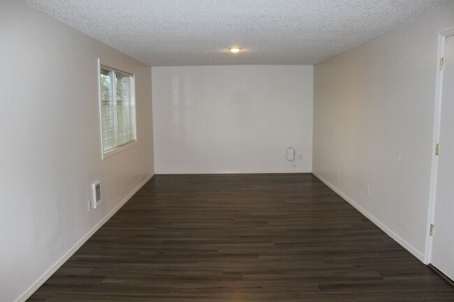 Building Photo - Updated 3 bedroom, 2 bath home on quiet Hillsboro street