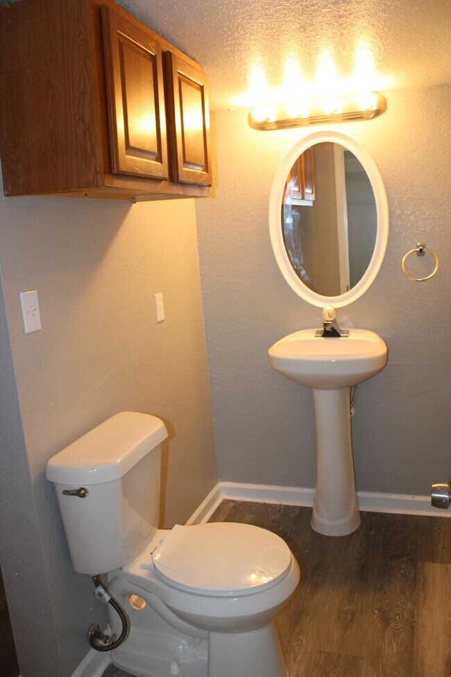 Building Photo - 3 or 4 bedrooms! Your Choice!