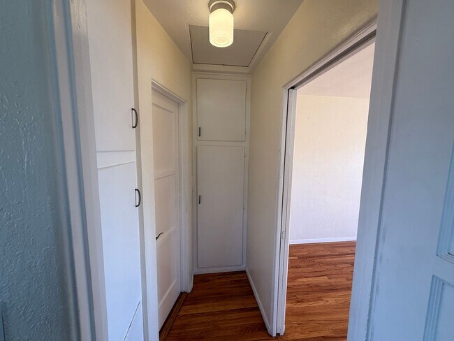 Building Photo - Kensington_Upper level Spacious 1Bed 1Bath reserved parking