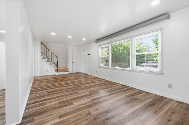 Building Photo - 600 Breeds Hill Rd