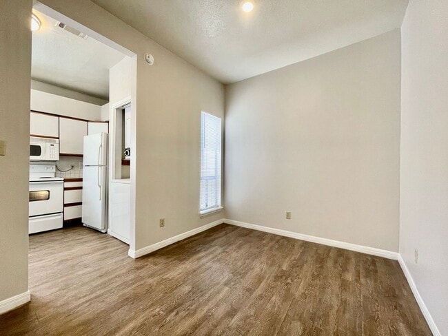 Building Photo - 2/2 Condo, Blocks from Campus and Downtown - Water and Trash Included!