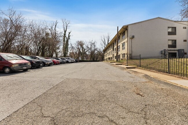 Building Photo - Spacious, Recently Renovated 1 Bedroom!