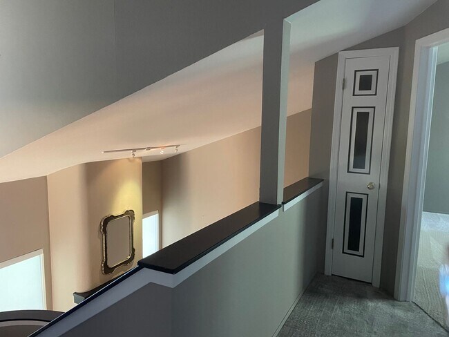 Building Photo - Beautiful End Unit Condo in Bennett Valley!