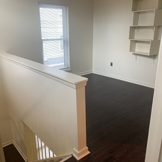 Building Photo - Spacious 3 bedroom 2 Full baths townhouse.