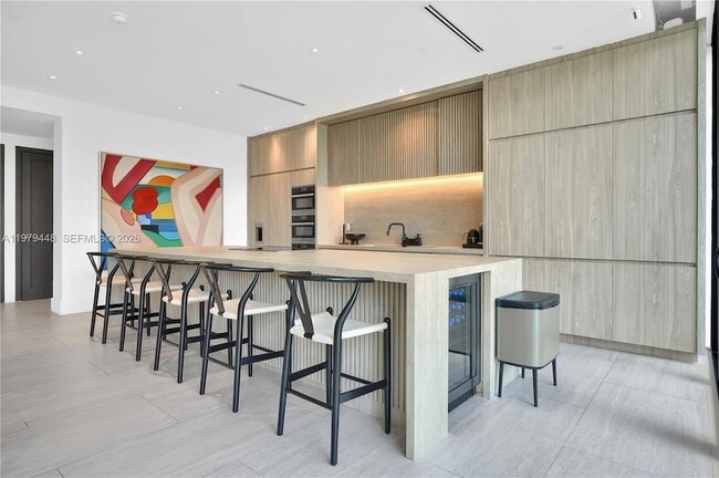 Building Photo - 5501 Pine Tree Dr