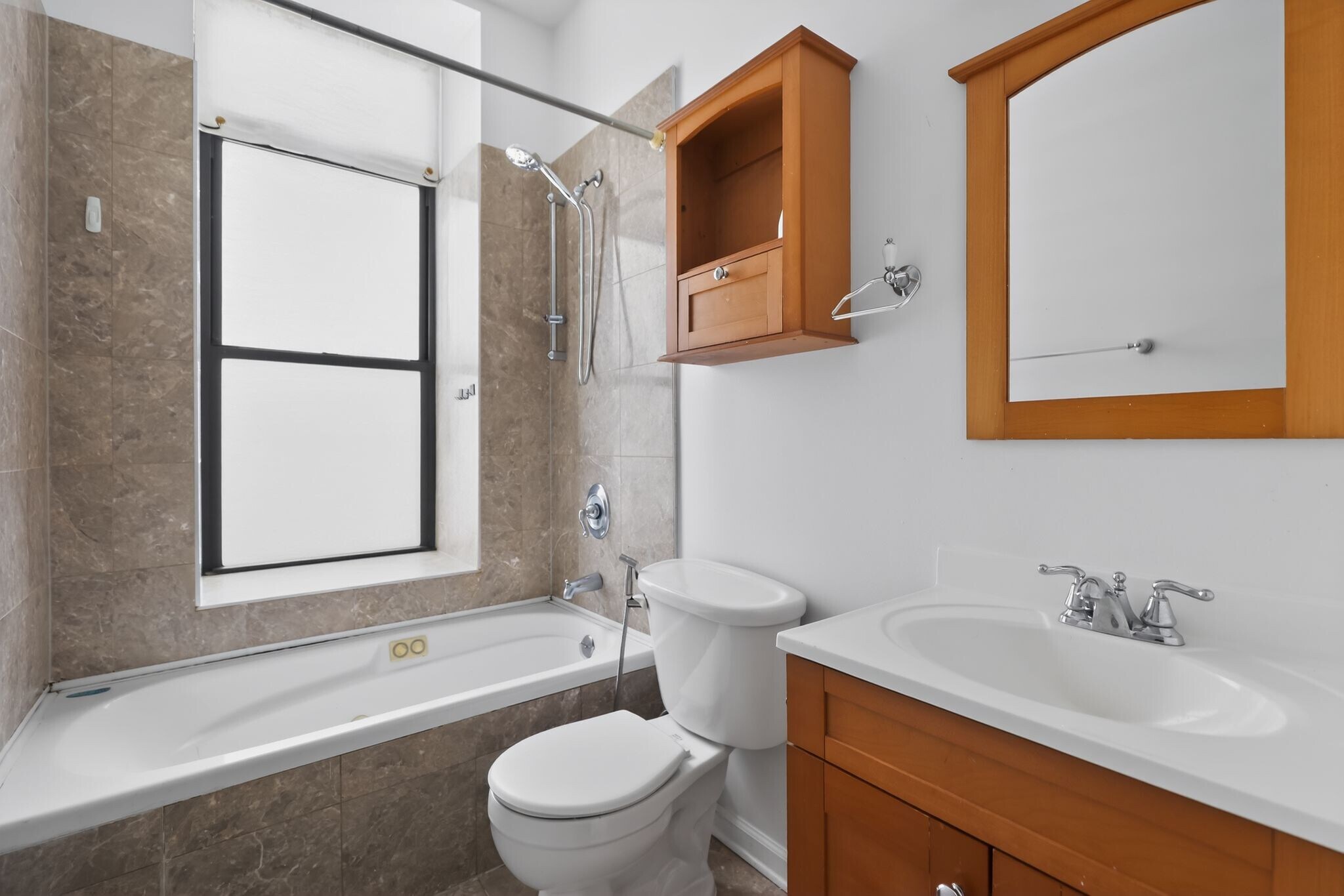 Building Photo - 811 W Eastwood Ave