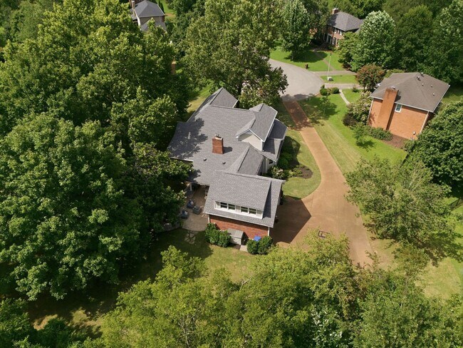 Building Photo - 1733 Carriage Ct