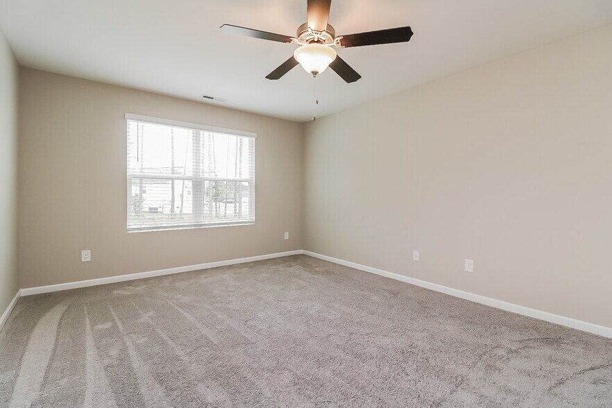 Building Photo - 545 Landing View Dr