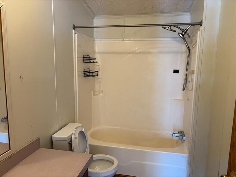 Building Photo - 823 W Oak St