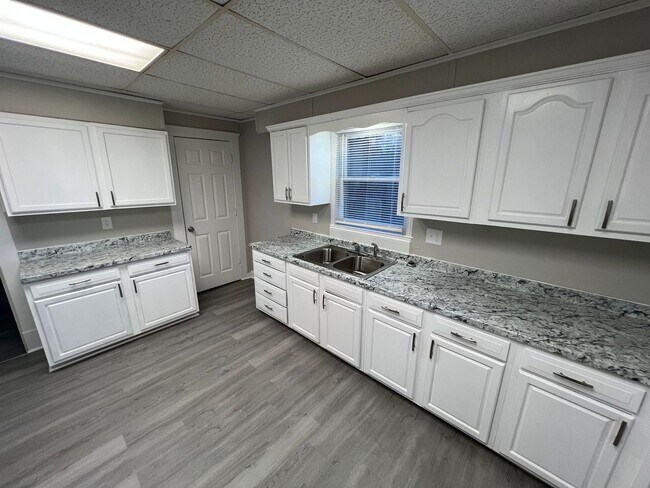 Building Photo - Completely Renovated 3 Bed / 2 Bath Home!