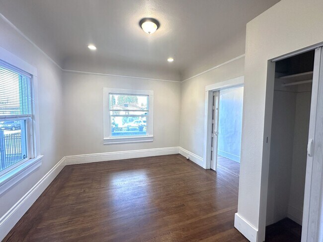 Building Photo - 1522