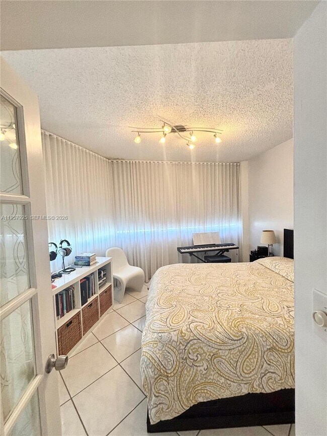 Building Photo - 999 Brickell Bay Dr