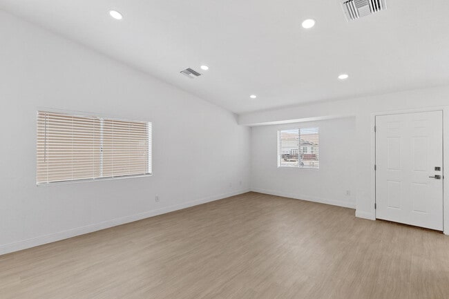 Building Photo - 6825 N 81st Ln