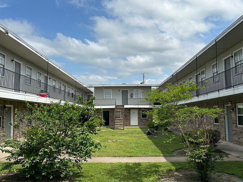 Courtyard - Park Place Apartments