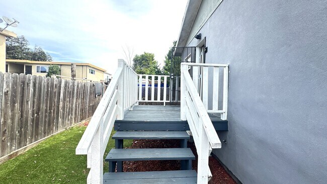 Building Photo - 1321