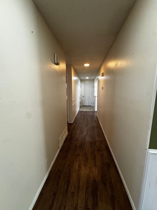 Building Photo - Large 2bedroom 2bathroom CH/A 2 car garage