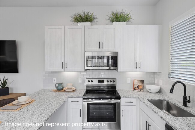 Building Photo - 5553 Lockhart Ln