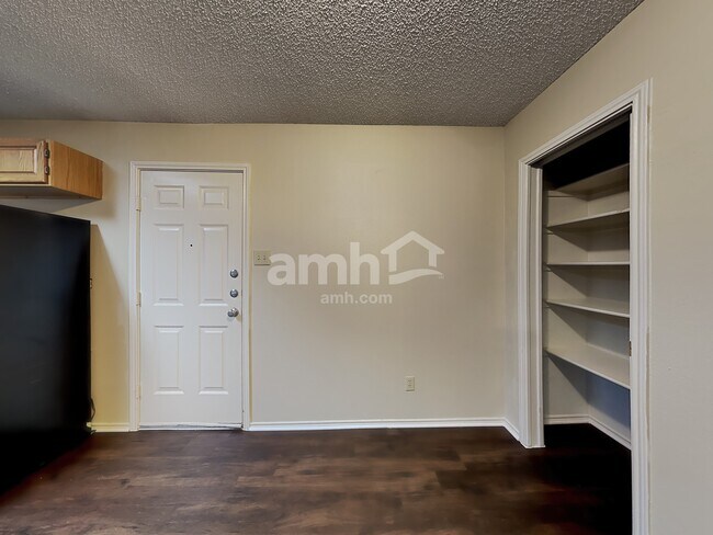 Building Photo - 874 Garden Cir