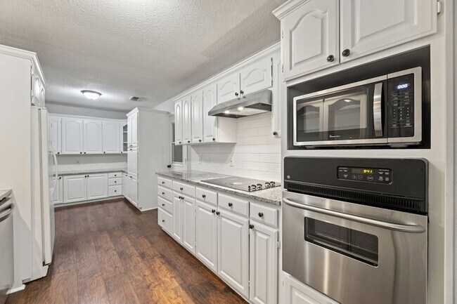 Building Photo - 8009 Northbrook Dr