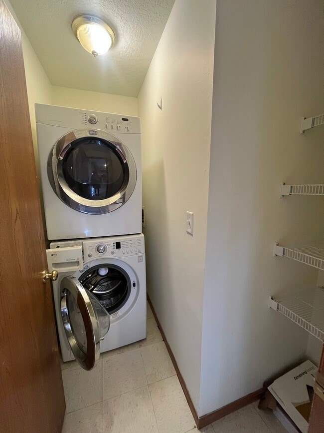 Building Photo - 300-302 W 2nd St